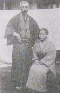 山口佐七郎と妻・槙