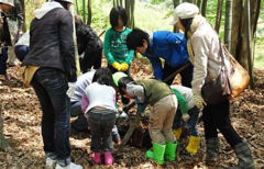 家族揃って筍掘り（４月２５日)