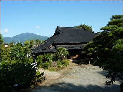 大山を背景に雨岳文庫・建屋